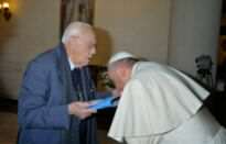 papież Franciszek całuje rękę ks. de Paolisa