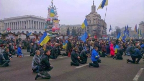 ludzie klęczą na Majdanie w Kijowie