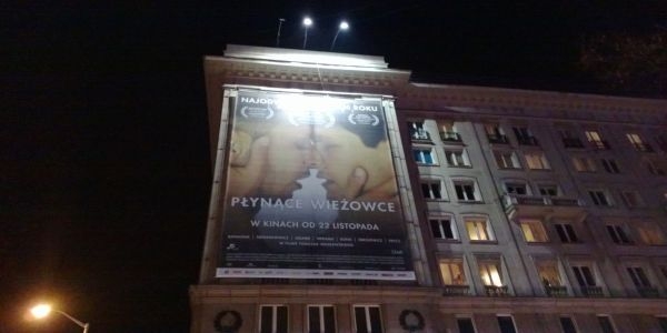 plakat na budynku nad pl. Konstytucji w Warszawie