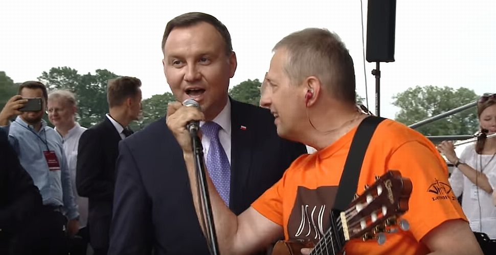 prezydent Andrzej Duda śpiewa na spotkaniu w Lednicy