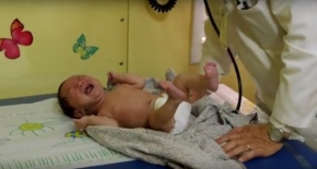 Pediatra pokazał, jak złapać dziecko, by przestało płakać (WIDEO)