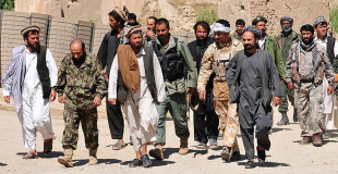 po lewej chrześcijańska rodzina, po prawej bojownik Talibanu