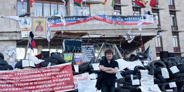 Donieck: Wiktor Sudakow przed budynkiem zajętym przez separatystów