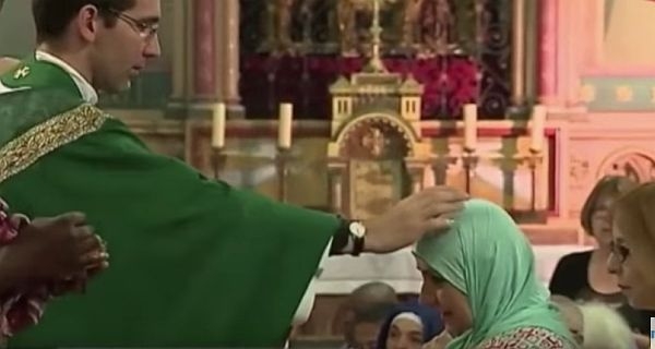muzułmanie wzięli udział w katolickich mszach we Francji i we Włoszech