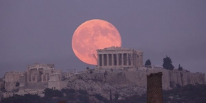 krwawy Księżyc w Atenach