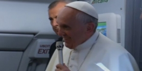 papież Franciszek na pokładzie samolotu z Brazylii do Rzymu