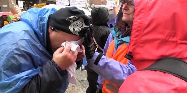 osoba zaatakowana gazem pieprzowym przez gejowskich aktywistów