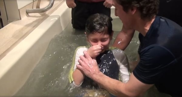 Joel Osteen chrzci chłopca