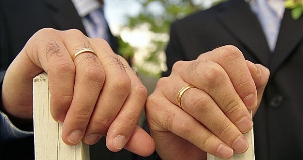 Kolejny europejski kraj legalizuje małżeństwa i adopcję homoseksualną