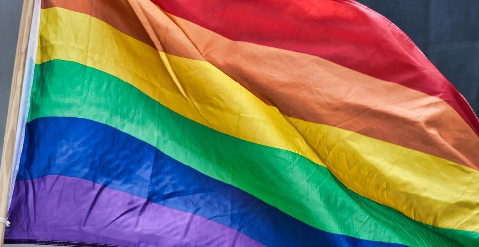 Warszawa: zniszczono flagę LGBT wywieszoną na balkonie