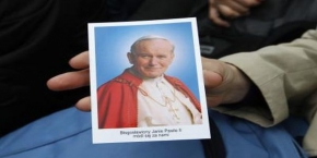 Katolicy i prasa publikują treść &quot;cudownej modlitwy&quot; do Jana Pawła II