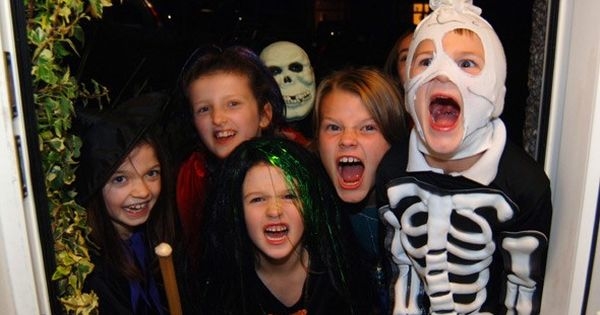 dzieci na Halloween