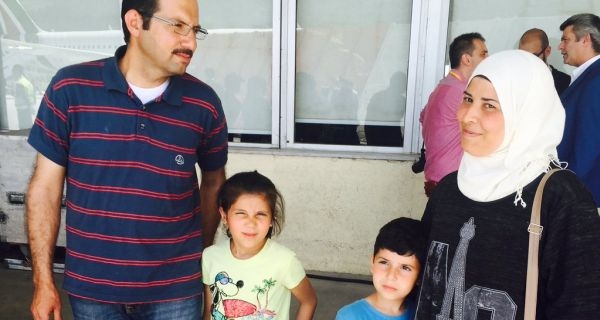 jedna z rodzin uchodźców, która przyleciała z Lesbos z papieżem