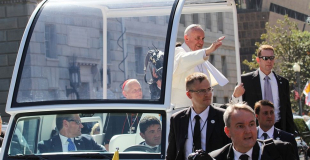 Papież przybył do katolików, a oni... chodzą do ewangelicznych kościołów