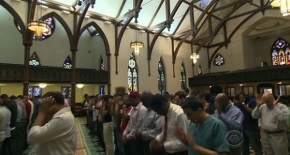 muzułmanie modlący się w Kościele Objawienia Pańskiego