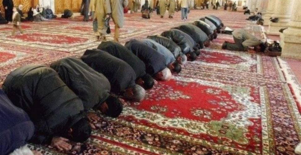 modlitwa w meczecie (zdjęcie ilustracyjne)