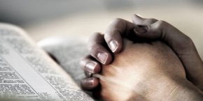 Zbadano, jak często ewangeliczni chrześcijanie modlą się i czytają Biblię