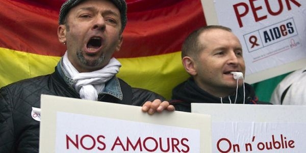Parlament Francji: homoseksualiści będą mogli się pobierać i adoptować dzieci