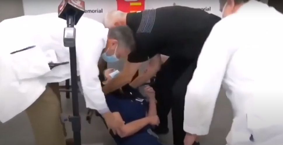 Pielęgniarka zemdlała po przyjęciu szczepionki Pfizera (WIDEO)