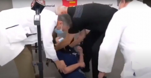 Pielęgniarka zemdlała po przyjęciu szczepionki Pfizera (WIDEO)