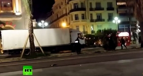 Nicea: policjanci podchodzą do ciężarówki, w której siedzi zamachowiec