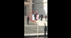 papież Franciszek na schodach