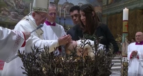 Papież Franciszek udziela chrztu niemowlęciu