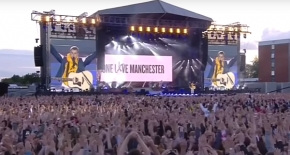 Justin Bieber mówi do publiczności w Manchesterze