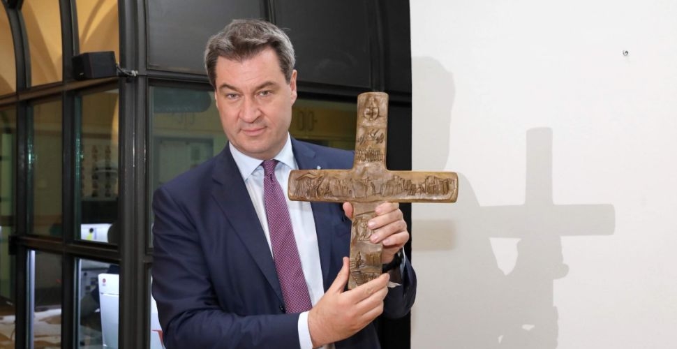premier Bawarii Markus Soeder z krzyżem