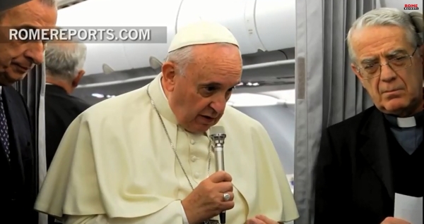 papież Franciszek w samolocie