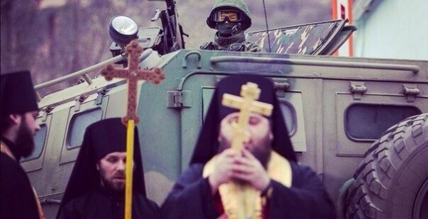 prawosławni duchowni i rosyjscy żołnierze na Krymie