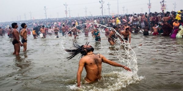 Hindusi wchodzą do Gangesu