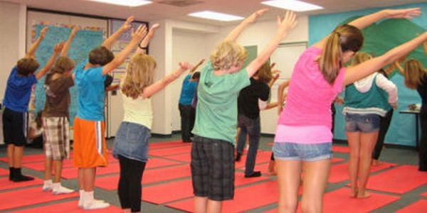 dzieci ćwiczą jogę w szkole w Kalifornii