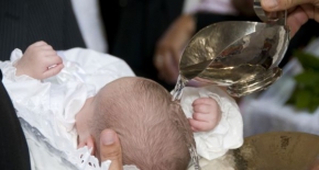 Tygodnik Polityka: coraz mniej rodzin w Polsce chrzci małe dzieci. Wskazano powody