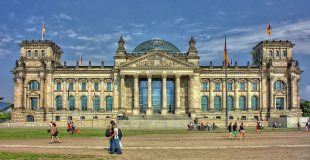 Niemcy: partia antyimigracyjna wykluczona z debaty w telewizji publicznej. Rośnie sprzedaż broni