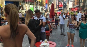 kobiety na Times Square w Nowym Jorku