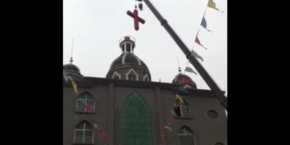 krzyż usuwany z budynku kościelnego w Wenzhou