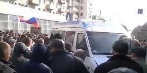 tłum zaatakował bus w Mariupolu na Ukrainie