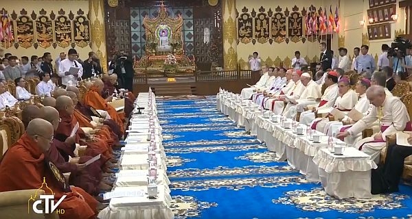 papież Franciszek (po prawej) i buddyjscy mnisi