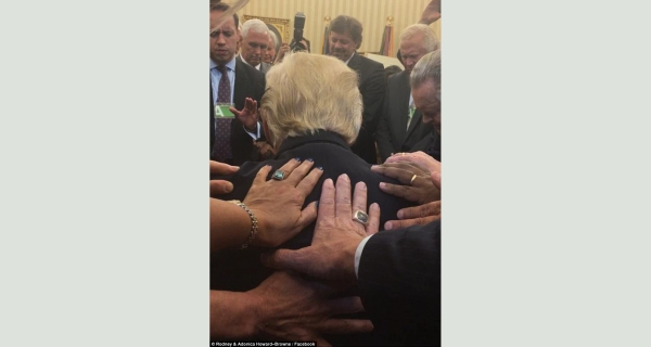 modlitwa za Donalda Trumpa w Gabinecie Owalnym w Białym Domu