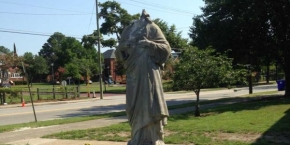 figura Chrystusa w Charleston, której odrąbano głowę