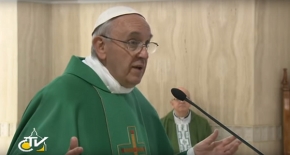 papież Franciszek przemawia w Domu św. Marty w Watykanie
