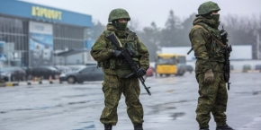 żołnierze opanowali lotniska na Krymie