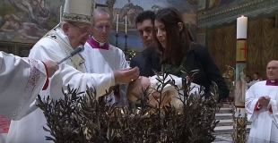 papież Franciszek udziela chrztu niemowlęciu przez pokropienie