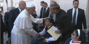 Papież Franciszek modli się za Angela