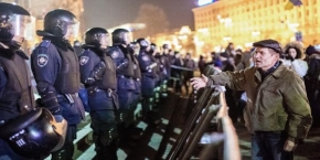 policja na pl. Niepodległości w Kijowie