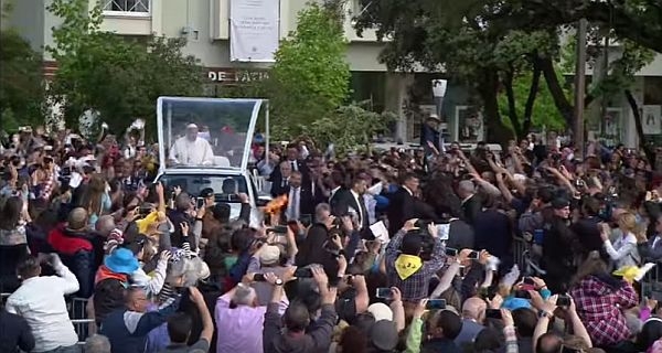 papież Franciszek przybywa do Fatimy