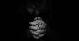 Dlaczego protestanci nie modlą się na różańcu? Polski pastor zabrał głos